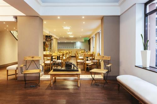 a restaurant with tables and chairs in a room at Facón Del Mar Hotel in Mar del Plata
