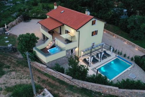an aerial view of a house with a swimming pool at Holiday Home Tos in Risika