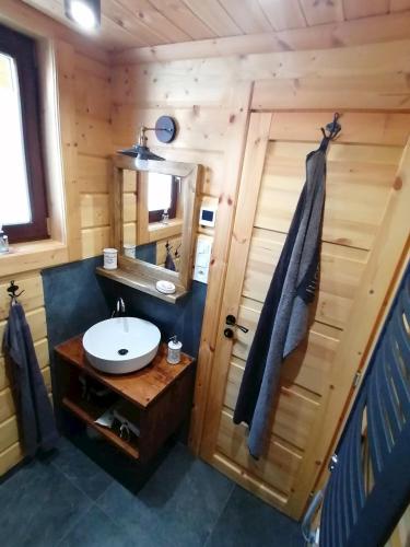 a bathroom with a sink and a mirror at Chata Klaudi a Vilko in Veľký Slavkov