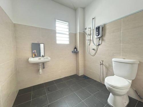 ein Bad mit einem WC und einem Waschbecken in der Unterkunft 77 Mantin # U Homestay - 4Bed & 4Bath in Mantin