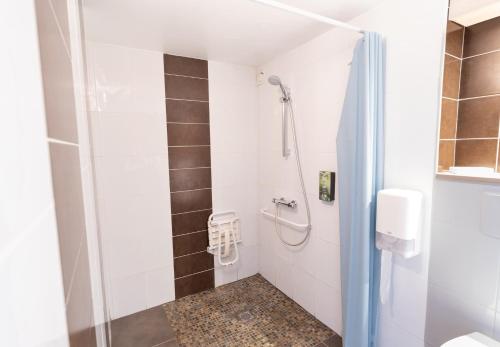 Ванная комната в Hotel Inn Design La Rochelle