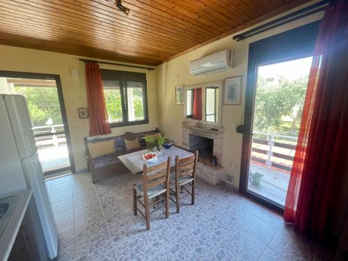 uma sala de estar com uma mesa e uma lareira em Miro & Lana vacation home em Kinira