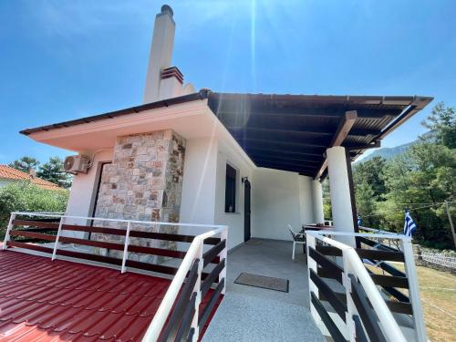 uma pequena casa com telhado em Miro & Lana vacation home em Kinira