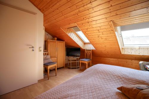 - une chambre avec un lit et un plafond en bois dans l'établissement Urlauberdorf Haus 45b, à Boltenhagen