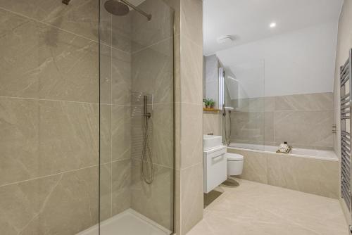 uma casa de banho com um chuveiro e um WC. em Chi An Treth em Hayle