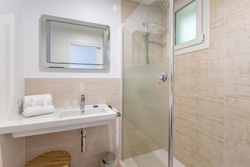 een badkamer met een wastafel en een douche bij Villa Cordouan in Saint-Palais-sur-Mer