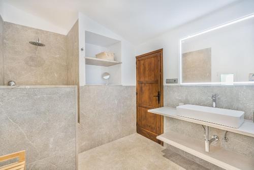 ein Bad mit einem Waschbecken und einer Dusche in der Unterkunft Can De L'ausina in Pollença