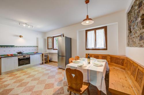 una cucina con tavolo, sedie e frigorifero di Casa Mondragon In Lazise - Happy Rentals a Lazise