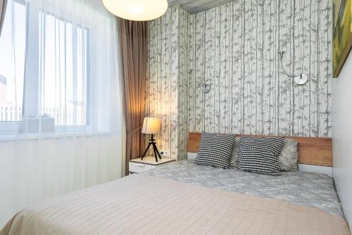 - une chambre avec un lit et deux oreillers dans l'établissement Žalia Kopa apartamentai, à Palanga