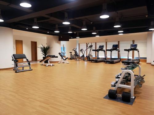 Fitness centrum a/nebo fitness zařízení v ubytování Crowne Plaza Zhuhai City Center by IHG - offers free one-way shuttle to Chimelong Ocean Kingdom
