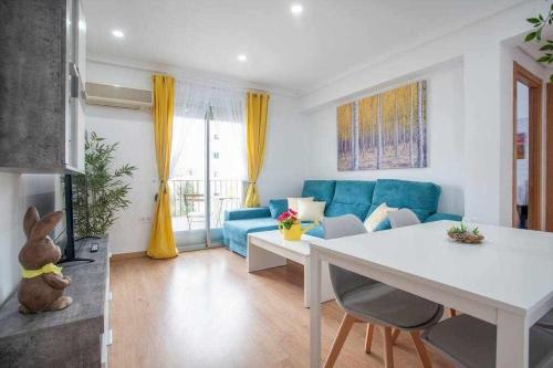 sala de estar con sofá azul y mesa en RUALVA FLATS, Reus Central, en Valencia