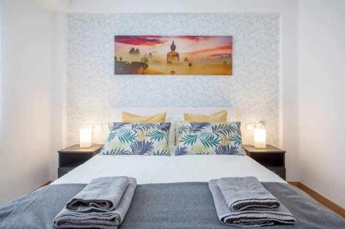 1 dormitorio con 1 cama grande y 2 mesitas de noche en RUALVA FLATS, Reus Central, en Valencia