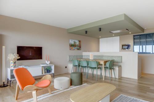 een woonkamer met een tafel en stoelen bij Modern flat with terrace and garden - Le Touquet - Welkeys in Le Touquet-Paris-Plage