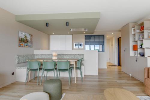 - une cuisine et une salle à manger avec une table et des chaises dans l'établissement Modern flat with terrace and garden - Le Touquet - Welkeys, à Le Touquet-Paris-Plage