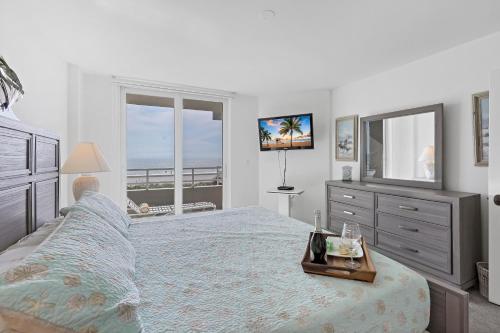 ein Schlafzimmer mit einem großen Bett und einem TV in der Unterkunft Somerset 203 in Marco Island