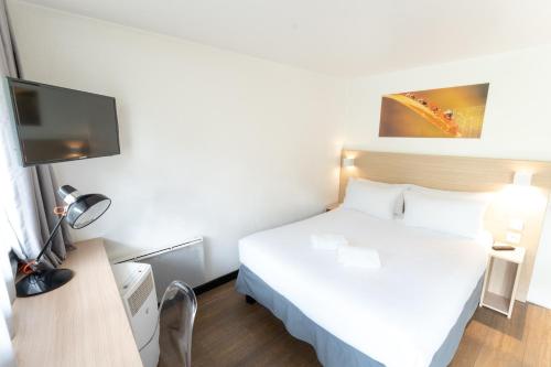 Кровать или кровати в номере Hotel Inn Design La Rochelle