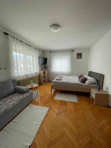 salon z łóżkiem i kanapą w obiekcie Homestay J&M w Bledzie