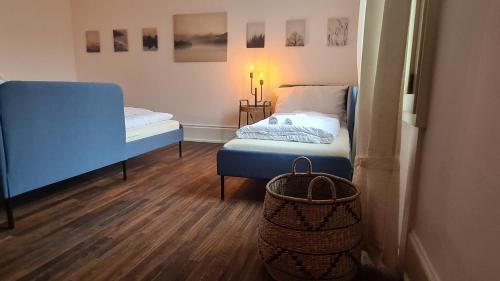 Un pat sau paturi într-o cameră la Swiss Holiday Apartments