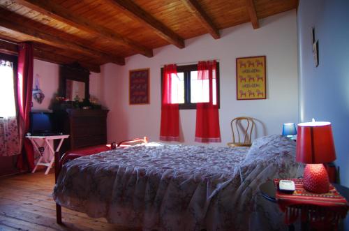 メンフィにあるCasa Vacanze Lido Fioriのベッドルーム(大型ベッド1台、赤いカーテン付)