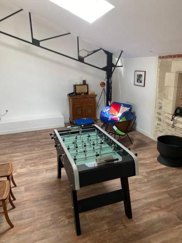 - Sala de estar con mesa de ping pong en Loft proche centre ville Hôtes habitant à l étage en Laval