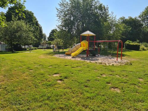 een speeltuin met een glijbaan in een park bij Groenpark Simpelveld in Simpelveld