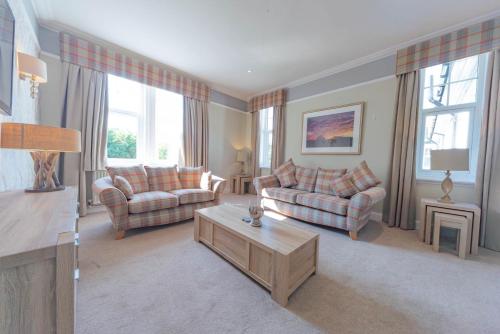 a living room with two couches and a coffee table at Tinto Hotel in Symington