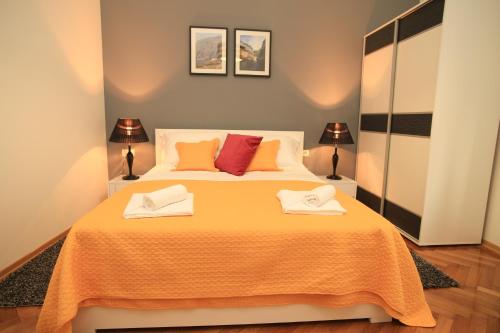 Contarini Luxury Rooms في سبليت: غرفة نوم بسرير كبير عليها منشفتين