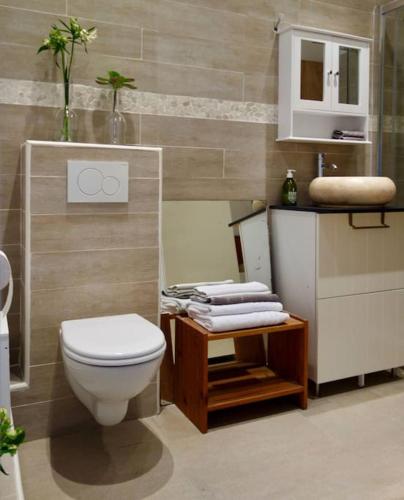une salle de bain avec des toilettes blanches et un lavabo dans l'établissement Appartement Quartier Latin 4 personnes, à Paris