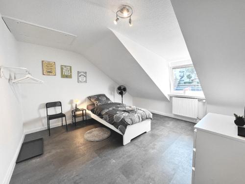 a bedroom with a bed in a white room at # VAZ Apartments RS03 WLAN,TV, Küche, Parking, Autobahnähe in Remscheid