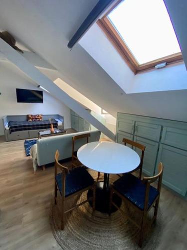 une pièce avec une table, des chaises et un canapé dans l'établissement À 50m du centre & des télécabines, nid douillet, à Cauterets