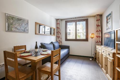 un salon avec une table et un canapé dans l'établissement Chamonix Sud - Bâtiment F 210 - Happy Rentals, à Chamonix-Mont-Blanc