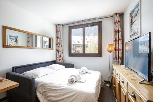 une chambre avec un lit et une télévision à écran plat dans l'établissement Chamonix Sud - Bâtiment F 210 - Happy Rentals, à Chamonix-Mont-Blanc