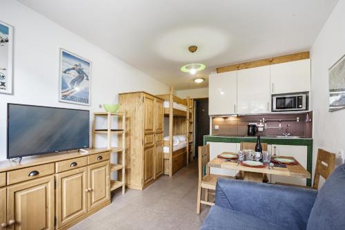 un salon avec une télévision et une cuisine dans l'établissement Chamonix Sud - Bâtiment F 210 - Happy Rentals, à Chamonix-Mont-Blanc