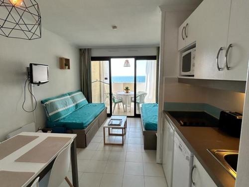 une cuisine et un salon avec vue sur l'océan dans l'établissement Appartement rénové 2 pièces Cannes, plage, piscines, parking privé - FR-1-609-5, à Cannes