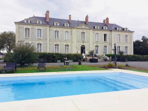 una casa grande con piscina frente a ella en Hôtel Particulier CHÂTEAU DES MARAIS Proximité et vue sur le Lac de Grand lieu, en Saint-Philbert-de-Grand-Lieu