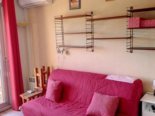 - un salon avec un canapé violet dans l'établissement Studio cabine climatisé avec piscine et parking à Bormes-les-Mimosas - FR-1-610-75, à Bormes-les-Mimosas