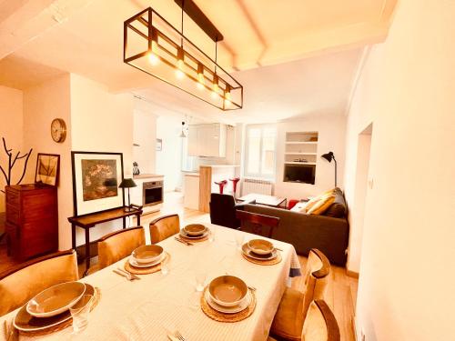 un salon avec une table et un canapé dans l'établissement Le Coeur De Nîmes, à Nîmes