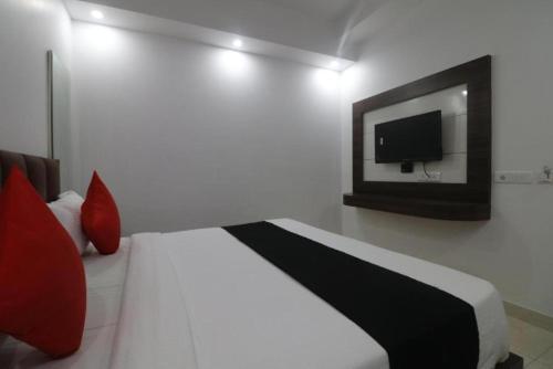 Cama ou camas em um quarto em Roomshala 077 Hotel City Life