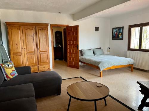 uma sala de estar com uma cama e um sofá em Guest suite in Calpe Maryvilla amazing view em Calpe