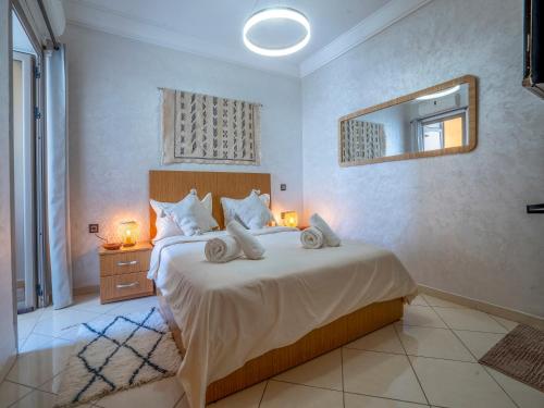 アガディールにあるALIYA LUXURY APARTMENT El HOUDA-AGADIRのベッドルーム(大型ベッド1台、鏡付)