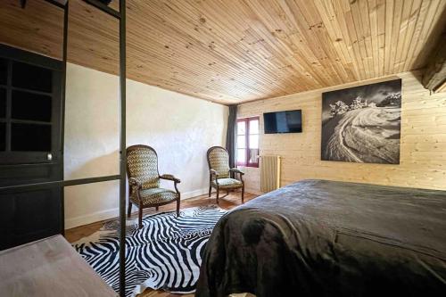 - une chambre avec un lit et deux chaises dans l'établissement RIBERA 1 - Beautiful reformed house PARKING, à Formiguères