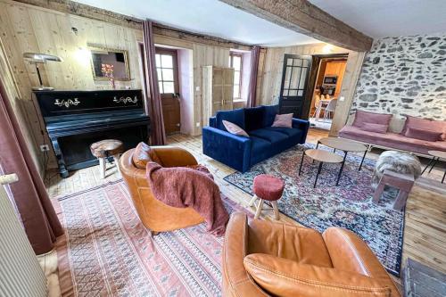 - un salon avec un canapé, des chaises et une cheminée dans l'établissement RIBERA 1 - Beautiful reformed house PARKING, à Formiguères