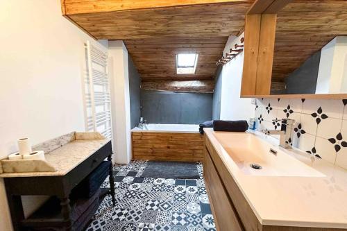 Ένα μπάνιο στο RIBERA 1 - Beautiful reformed house PARKING