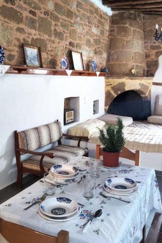 una mesa con platos y platos encima en Heliophilia Malona, en Malona Village