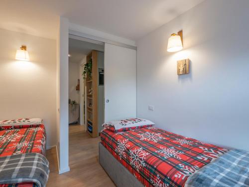 een slaapkamer met 2 bedden in een kamer bij New flat in Bormio - Centrale 69 in Piatta