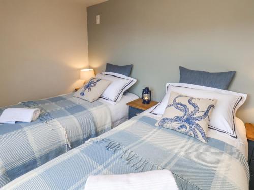 twee bedden naast elkaar in een kamer bij Bluefin Cottage in Whitby