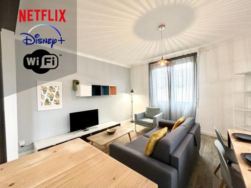 ein Wohnzimmer mit einem Sofa und einem TV in der Unterkunft DESIGN MODERNE SPACIEUX - Familial in Mont-de-Marsan