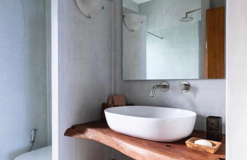 une salle de bain avec un lavabo blanc et un miroir dans l'établissement Mochlos Waterside, à Mochlos