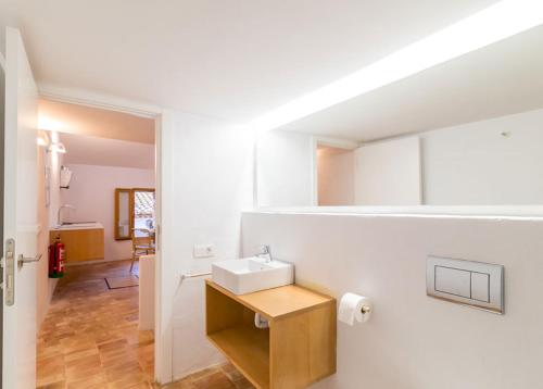 Habitación con baño blanco con lavabo. en Casa Montesa, en Vilafamés
