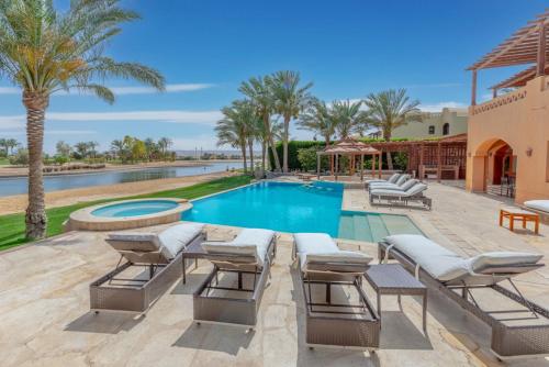 Villa con piscina y palmeras en 6BR Villa in North Golf El Gouna Private Pool Lagoon Guest house, en Hurghada